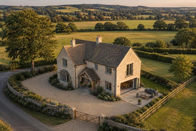 4 bed property, in Higher Clinger Farm, £250,000