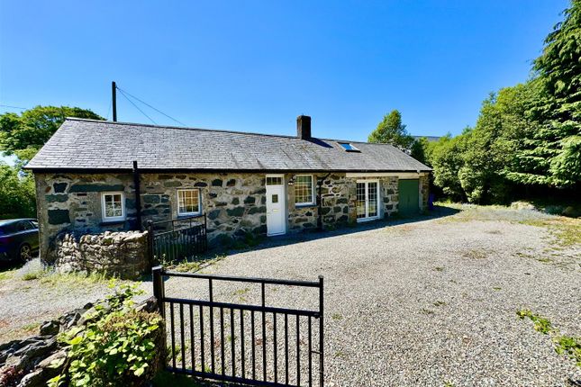 2 bed property, in Criccieth LL52, £249,000