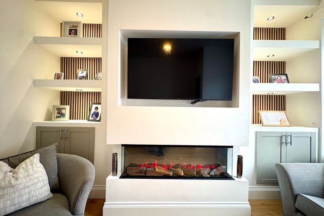 2 bed property, in Second Avenue, £130,000
