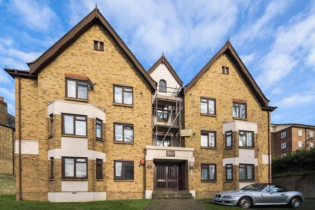 2 bed property, in Lewisham Road, £350,000