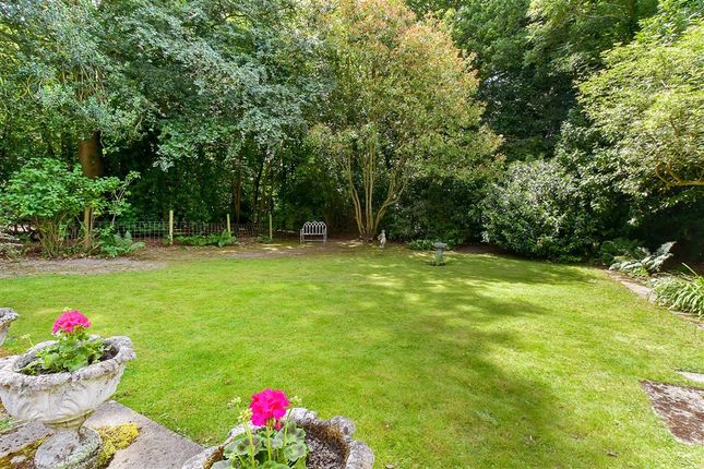 2 bed property, in Roman Road, £475,000