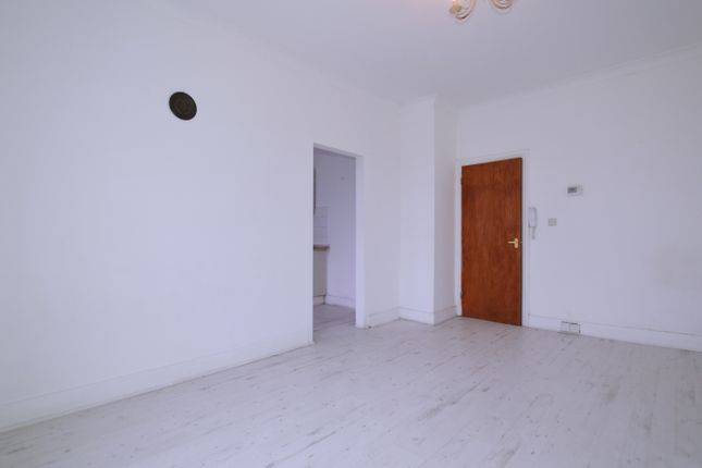 1 bed property, in Lea Bridge Road, £245,000