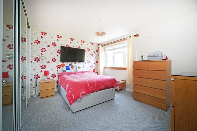 2 bed property, in 1 Drum Crescent, £195,000