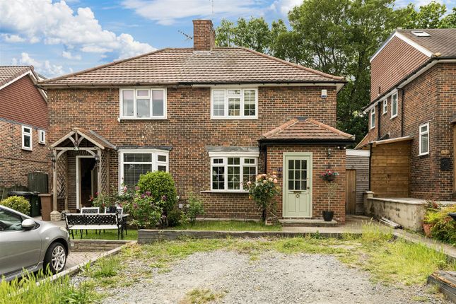 2 bed property, in Friday Hill West, £600,000