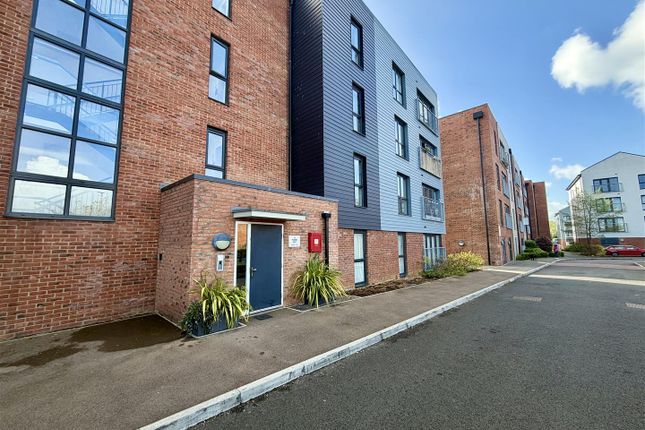 2 bed property, in Hobbs Way, £250,000