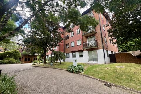 1 bed property, in Great Heathmead, £210,000
