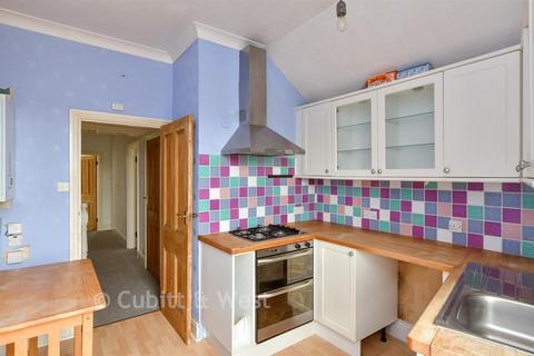 1 bed property, in Murray Avenue, £135,000