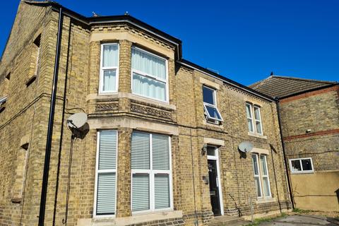 2 bed property, in Queen Street, £275,000