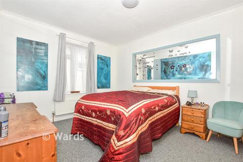 4 bed property, in Richmond Way, £450,000
