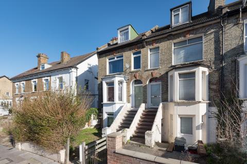 1 bed property, in Clifton Road, £265,000