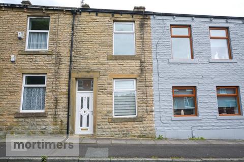 2 bed property, in Queen Street, £80,000