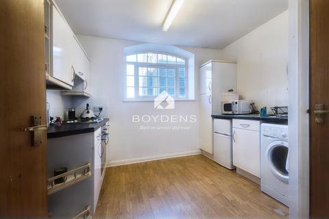 1 bed property, in King Meadow Court, £175,000