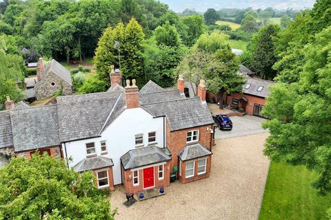 6 bed property, in Main Street, £2,150,000