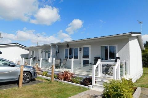 2 bed property, in Marsh Road, £70,000