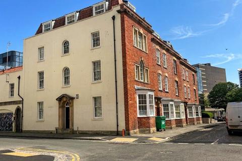 1 bed property, in Gloucester Street, £200,000