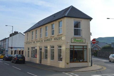 2 bed property, in College Green, £295,000