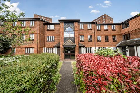 1 bed property, in Gade Close, £219,000
