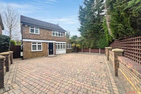 4 bed property, in Acacia Close, £825,000