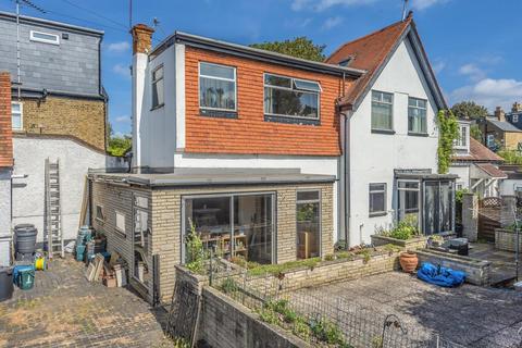 4 bed property, in Belmont Mews, £550,000
