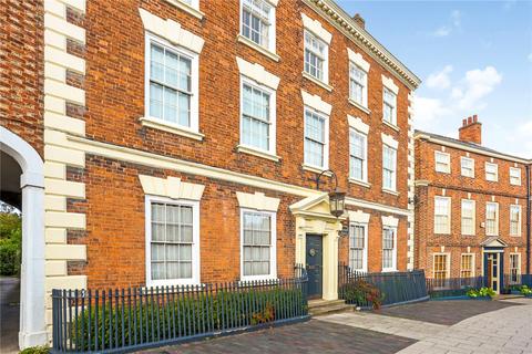 8 bed property, in Welsh Row, £1,100,000