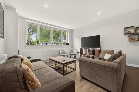 1 bed property, in East Dulwich Road, £375,000