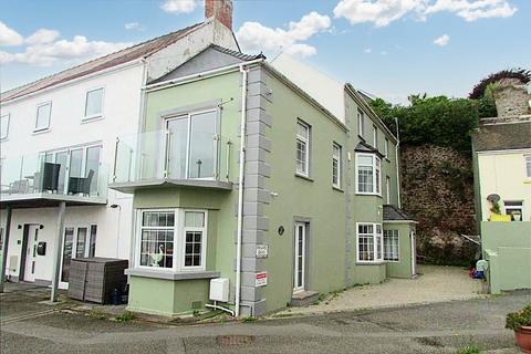 6 bed property, in 10 Hakin Point, £400,000