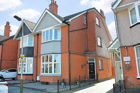 5 bed property, in Belvoir Drive, £400,000