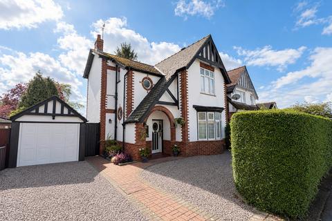 3 bed property, in Neville Avenue, £325,000