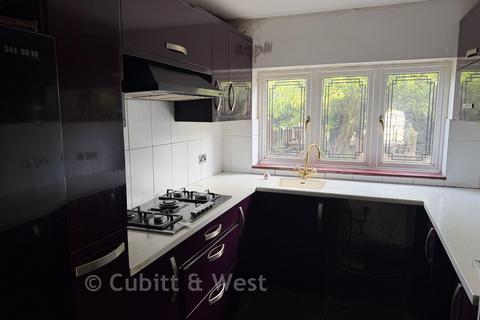 4 bed property, in Limpsfield Road, £550,000