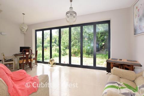 5 bed property, in Redehall Road, £775,000