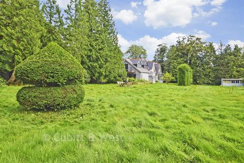 5 bed property, in Redehall Road, £775,000