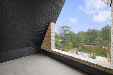 1 bed property, in Gordon Road, £480,000