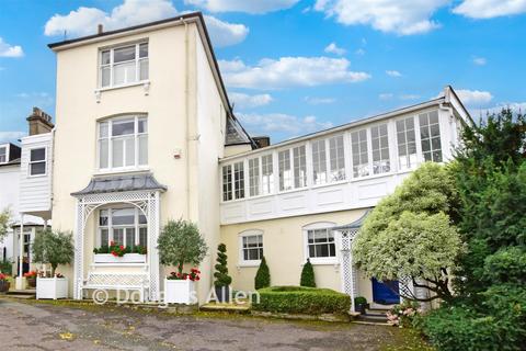 5 bed property, in Monkhams Hall, £800,000