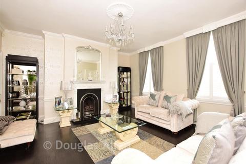 5 bed property, in Monkhams Hall, £800,000