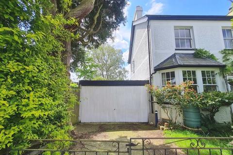 4 bed property, in Meadow Walk, £700,000