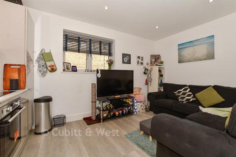 1 bed property, in North Street, £180,000