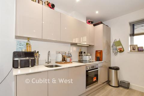 1 bed property, in North Street, £180,000