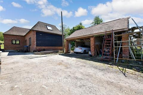3 bed property, in Mount End, £900,000
