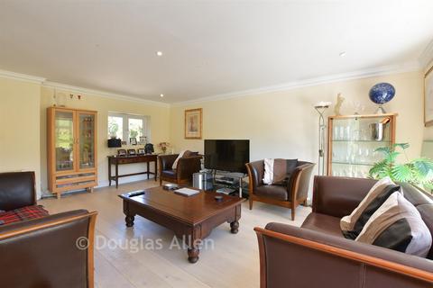 3 bed property, in Mount End, £900,000