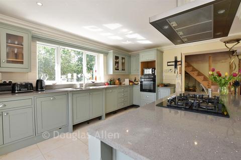 3 bed property, in Mount End, £900,000