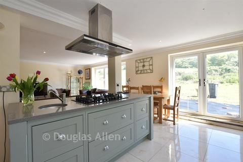 3 bed property, in Mount End, £900,000