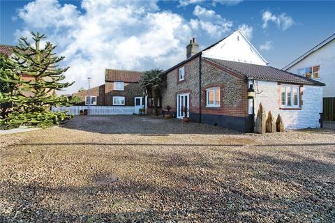 5 bed property, in Whimpwell Green, £850,000