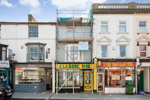 2 bed property, in High Street, £300,000