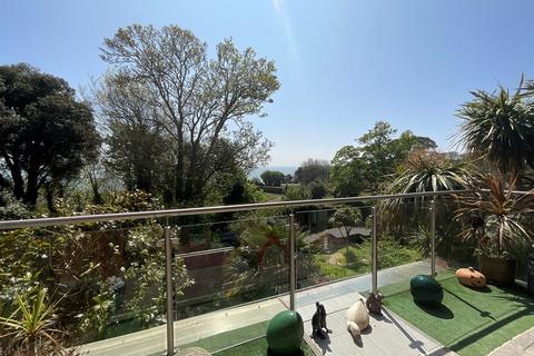 3 bed property, in Undercliff Gardens, £475,000