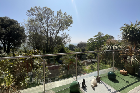 3 bed property, in Undercliff Gardens, £475,000