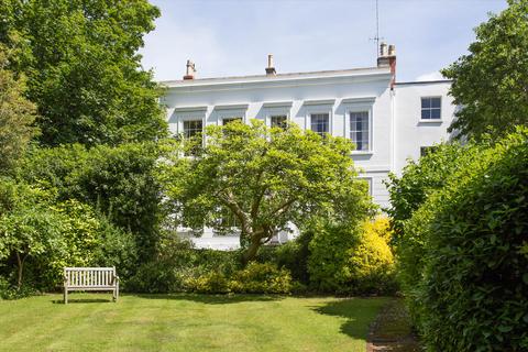 2 bed property, in Cudnall Street, £470,000