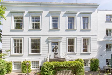 2 bed property, in Cudnall Street, £470,000