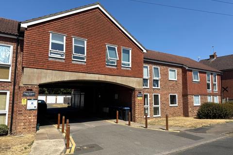 1 bed property, in Paul Court Hythe Park Road, £170,000