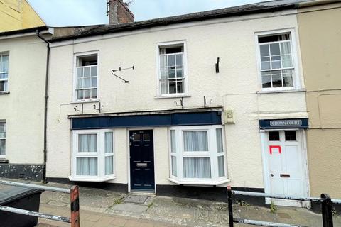 3 bed property, in High Street, £200,000