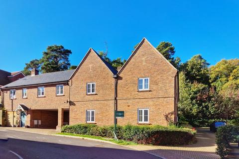 2 bed property, in Swaffield Close, £249,995